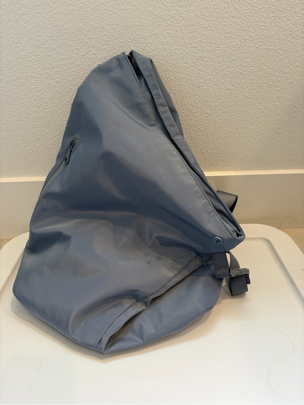 Dangling lightweight workout backpack